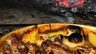 Gömbe Yaylası'nın Asırlık Lezzeti: Odun Ateşinde Eşsiz Tepsi Kebabı