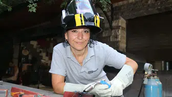 Topuklu Ayakkabıları Çıkardı, Kaynak Maskesini Taktı!