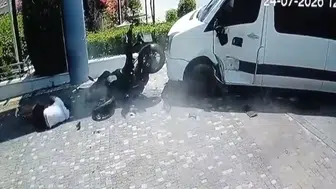 Manavgat'ta Feci Kaza: Tur Minibüsü ile Motosiklet Çarpıştı