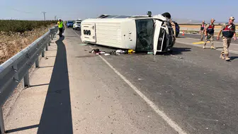Devrilen Minibüste 1'i Ağır 5 Kişi Yaralandı
