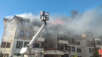 Hatay'da Korkutan Yangın: İki Binanın Çatısı Alevlere Teslim Oldu