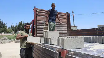 40 Derecede Ekmek Mesaisi! İkizler Günde 5 Kamyon Briket Üretiyor
