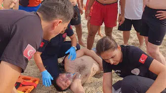 Alanya'da Dalgalara Kapılan Yüzücüyü Cankurtaran Kurtardı