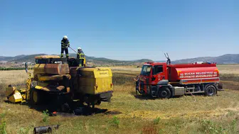 Seyir Halindeki Biçerdöver Alevlere Teslim Oldu, 1 Dönüm Anız Yandı