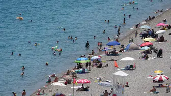 Antalya'da Sıcak Hava Dalgası!  Vatandaşlar Sahillere Akın Etti