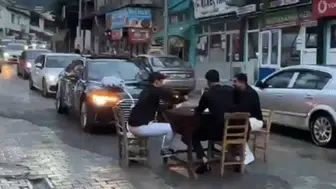 Adana’da Düğün Yolunda İskambil Masası: Damada da Oynattılar!