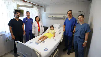 Kırgızistanlı Minik Akhmarcan Antalya’da Şifa Buldu: Nadir Hastalığı 5 Tıkaçla Yenildi!