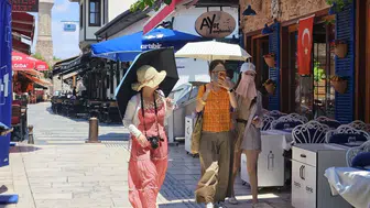 Antalya'nın Kavurucu Sıcağında Uzak Doğulu Turistlerden "Tam Koruma" Önlemi