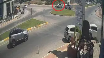 Kazadan Kurtuldu, Sinir Krizi Geçirip Otomobilin Camını Yumrukladı!