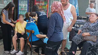 Manavgat'ta Motosiklet Yayalara Çarptı: 3 Yaralı