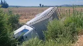 Manavgat'ta Kanala Çakılan Araçtan Son Anda Kurtuldular