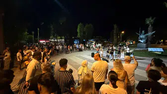 Kemer Sokaklarında Sanat Var: Genç Müzisyenlerden Canlı Performans