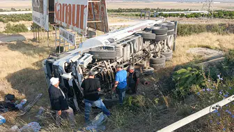 Burdur'da Tanker Şarampole Devrildi! Sürücü Kabinde Sıkıştı