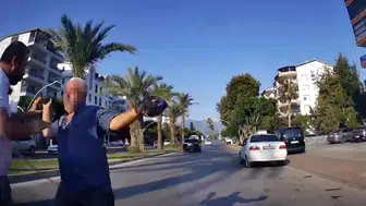 Antalya'da Taksiciye Kutularla Saldırdı, Yumrukla Yere Serildi