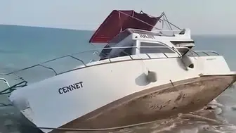 Mersin’de Kıyıya Vuran Tekne Çekilirken Batıyordu