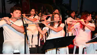 Kemer'de Sokak Hayvanları Yararına Konser: Gençler Sahnede Devleşti