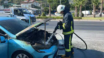 Alanya'da Seyir Halindeki Otomobil Alev Aldı