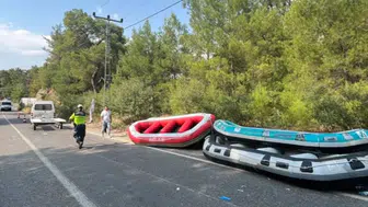 Manavgat'ta Römork Üzerindeki Botlar Devrildi: 3 Yaralı