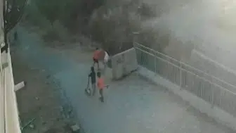 Korkunç Gerçek Kamerayla Ortaya Çıktı: Otizmli Küçük Kızı Akranları Su Kanalına İtmiş