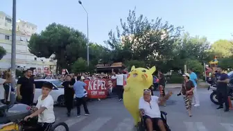 Antalya'nın Viral 'Pikachu'su Bu Kez Kepez'deki Yürüyüşte!