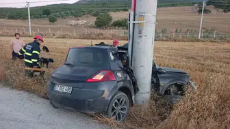 Otomobil Elektrik Direğine Çarptı, Genç Sürücü Araçta Sıkıştı!