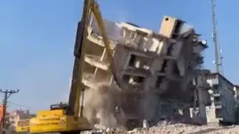 Hatay Antakya’da 6 Katlı Bina İş Makinesinin Darbesiyle Yıkıldı