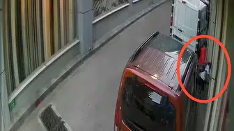 10 Yaşındaki Çocuğa Sokak Ortasında Şiddet: Yerdeyken Tekmeledi, Polis Harekete