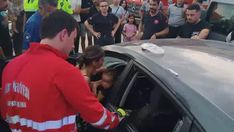 Araçta Kilitli Kalan Çocuk İçin Zamanla! Yarış Cam Kırılarak Kurtarıldı