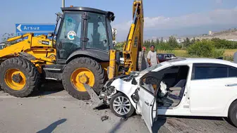 Arsuz'da Belediye Kepçesiyle Çarpışan Otomobil Hurdaya Döndü: 2 Yaralı