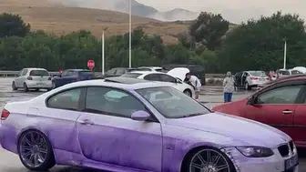 Antalya'da Devrilen TIR'dan Saçılan Boya Araçları Mora Boyadı