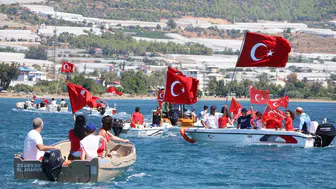 Mersin'de Amatör Balıkçılar 30 Ağustos'u Denizde Meşalelerle Kutladı!