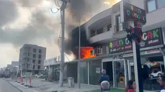 Hatay Arsuz'da Mobilya Mağazasında Çıkan Yangında 3 Kişi Kurtarıldı