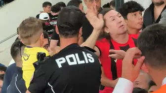 Tribünde Minik Taraftara Skandal Müdahale! Zorla Formasını Çıkardılar