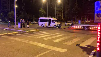 Isparta'da Kavşakta Kaza: Otomobil ile Yolcu Minibüsü Çarpıştı, 4 Yaralı