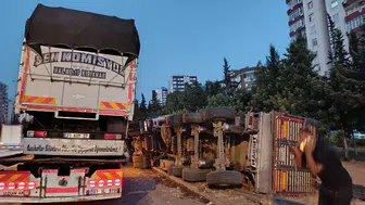 Adana'da Zincirleme Kaza: 4 Araç Birbirine Girdi, 3 Yaralı