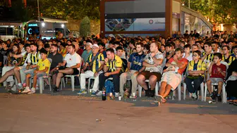 Lyon'u Mağlup Edip Şampiyonlar Ligi'ne Kalan Fenerbahçe'nin Zaferi Isparta'da Coşkuyla Kutlandı!