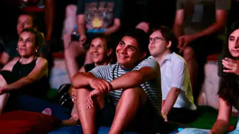 Alanya'da Fıstıklı Limonata Eşliğinde 1000 Kişi Neşeli Günler Filmini İzledi