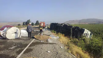 Hatay'da Rulo Sac Yüklü Tır Tarlaya Uçtu: 1 Yaralı