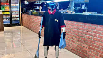 Maaşını Beğenmeyen Robot Garson Zam İstedi!