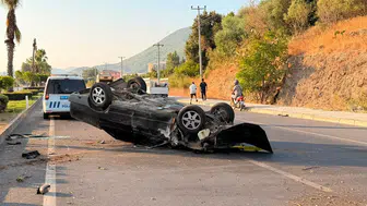 Gazipaşa'da Feci Kaza: Kontrolden Çıkan Otomobil Palmiye Ağacına Çarptı