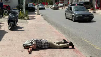 Sakarya'da Kaldırımda Sızan Şahıs Ekiplere Zor Anlar Yaşattı!