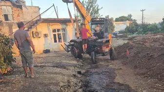 Serik'te Kendi Kendine Çalışan Traktör Alev Topuna Döndü!