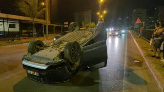 Muratpaşa'da Virajı Alamayan Otomobil Takla Attı