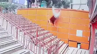Isparta'da Duvarın Üzerinde Uzanan Adam Merdivenlere Düştü