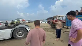 Hatay’da Plajda İlginç Kurtarma! Kuma Saplanan Tırı 2 Traktör Çıkardı