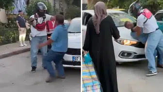 Antalya'da Motokurye Sürücüyü Kaputa Yatırıp Defalarca Yumrukladı