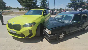 Isparta'da İki Otomobil Çarpıştı: 2 Sürücü Yaralandı