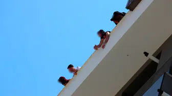 Antalya'da Maaş İsyanı Çatıya Taşındı: "Babamın İlacını Alamıyorum!"