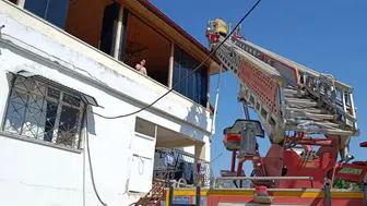 Defne'de Çatı Yangını: İtfaiye Alevlerin Binaya Sarmasını Önledi