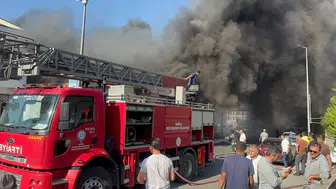 Fethiye’de Ayakkabı Mağazası Alev Alev Yandı: Çarşı Caddesi Trafiğe Kapatıldı